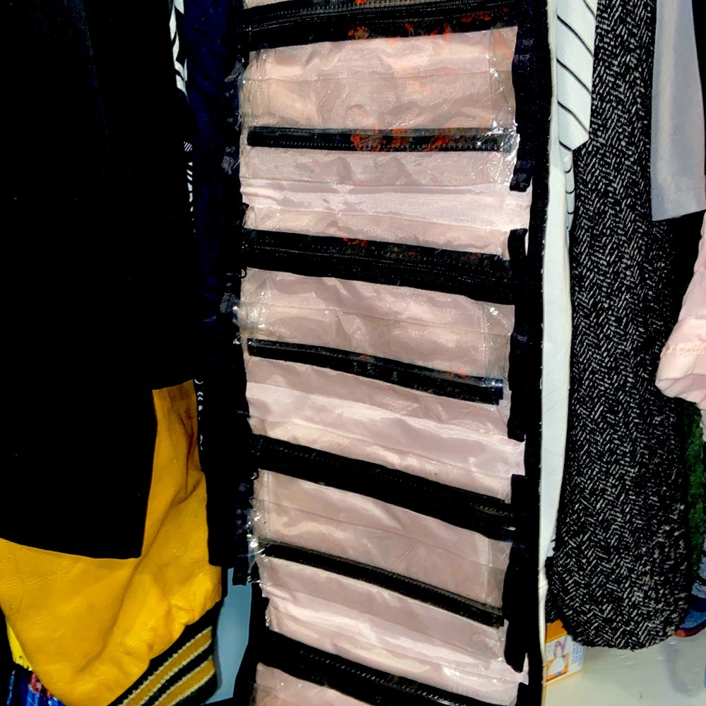 Hanging toiletries organizer